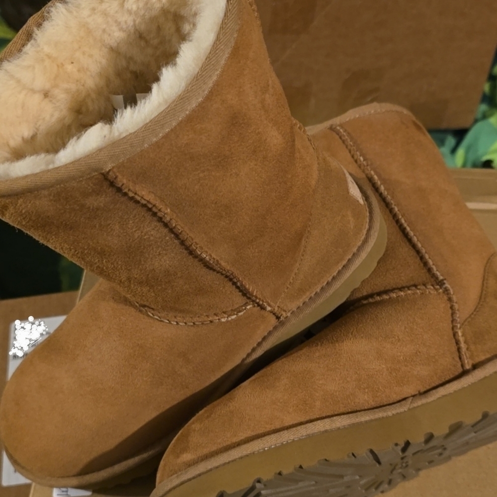 Authentic UGG Classic Short II, Color Chestnut; Size 9